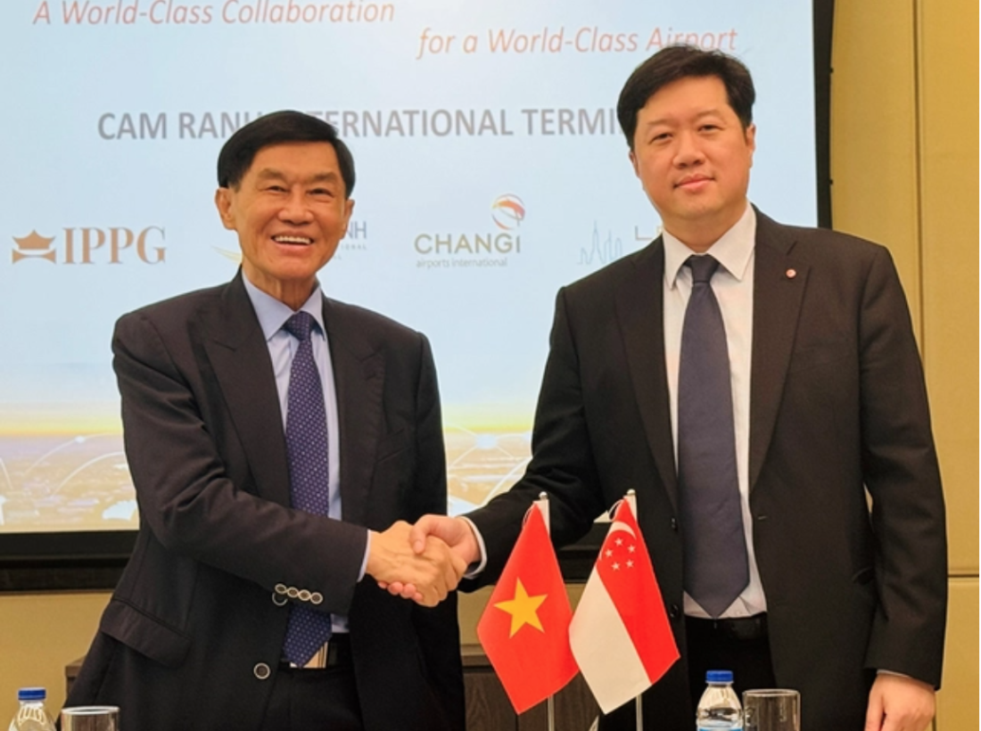 Chủ đầu tư tại sân bay Cam Ranh - ông Jonathan Hạnh Nguyễn (bên trái) và Tổng Giám đốc Công ty sân bay quốc tế Changi tại lễ ký kết thỏa thuận hợp tác.